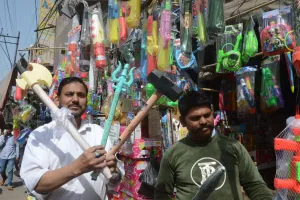 Holi 2025: अनार बनाएगा रंगों का बादल, चकरघिन्नी से उड़ेगा गुलाल...होली पर बाजार में खूब बिक रहे रंगभरे पटाखे, साउंड भी निकलता