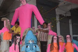  Holi 2025: कानपुर में होलिका में महाकुंभ की झांकी, लकड़ी की जगह गो-काष्ट; लाटूश रोड नुक्कड़ कमेटी में महाकुंभ का नजारा दिखाया