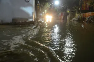 कानपुर में VIP रोड और सिविल लाइंस की सड़क हुई जलमगन; दो नाले ओवरफ्लो, लोगों का निकलना हुआ दूभर 