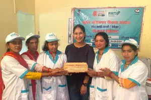 बिच्छू घास-खुमानी और हल्दी से हर्बल उत्पाद बना रही चित्रा 