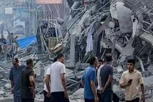 Israel Hamas War : इजरायल की सैन्य कार्रवाई के कारण गाजा बंधकों की जान खतरे में, परिजनों ने की युद्ध विराम की मांग 