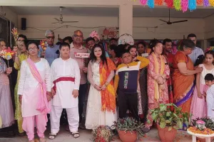 कानपुर में DM व उनकी पत्नी ने दिव्यांग बच्चों संग खेली होली...कपड़े व उपहार भी दिये; गीतों पर जमकर थिरके बच्चे