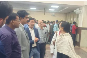 कानपुर में चिकित्सा शिक्षा सचिव अपर्णा यू ने GSVSS PGI का किया निरीक्षण; ओपीडी, काउंटर, दवा वितरण को देखा...