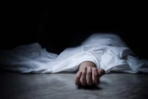 सड़क किनारे मिले दुकानदार की मौत, जेब से मिली जहर की पुड़िया