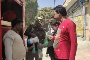 Mahakumbh जल लेकर अग्नि सुरक्षा अधिकारी घूमें गली-गली; बोले- जो लोग नहीं जा पाए, वो घरों में करें स्नान