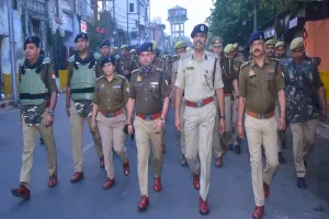 मुरादाबाद : त्योहारों को लेकर सड़क पर उतरे डीआईजी और एसएसपी, लोगों से की शांति व सौहार्द की अपील 