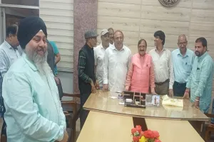 मुरादाबाद : महापौर से मिले व्यापारी, दुकानों का बढ़ा प्रीमियम व किराया कम करने का मिला आश्वासन