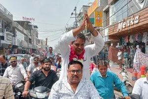 कानपुर में पार्षद दल नेता नवीन पंडित ने निकाली बाइक रैली; केमिकल रंगों का उपयोग न करने की दी सलाह...