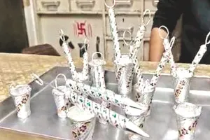 होली पर आई राजस्थानी डिजाइन की चांदी की पिचकारी: कानपुर में पूजन में उपयोग के लिए हो रही खरीदारी, हल्के सेट की मांग