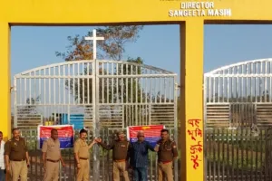 झांसी पहुंची टीम, अवनीश दीक्षित के साथी हरेंद्र मसीह और उसकी पत्नी की सवा करोड़ की संपत्ति कुर्क...मुनादी भी कराई गई