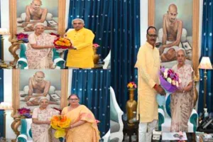 लखनऊ : राजभवन में गूंजे होली के मधुर गीत, बधाइयों का तांता  