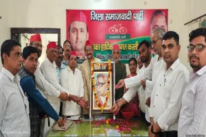 मुरादाबाद : कमजोर और शोषित लोगों की आवाज थे राम मनोहर लोहिया, जयंती पर सपाइयों ने माल्यार्पण कर दी श्रद्धांजलि