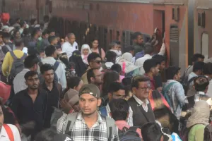Indian Railway: होली पर घर पहुंचने के लिए ट्रेनों में सीट पाने की मारामारी, खड़े-खड़े सफर करने को मजबूदर यात्री