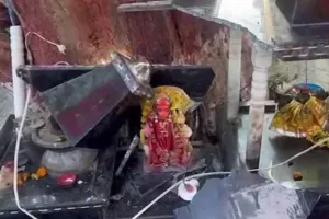 Ayodhya: शनि मंदिर में चोरी हुआ 14 किलो का घंटा, हुई तोड़फोड़