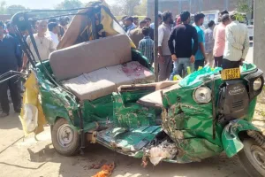 रायबरेलीः सवारियों से भरी ऑटो और डम्पर की भिड़ंत, चार की मौत, कई घायल