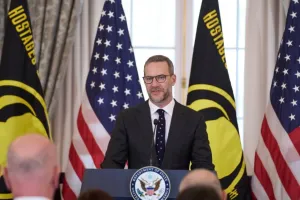 कुवैत जेल से रिहा हुआ अमेरिकी कैदियों का एक समूह