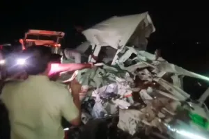 MP News: गैस टैंकर और दो वाहनों के बीच भीषण टक्कर, सात लोगों की मौत, कई घायल 