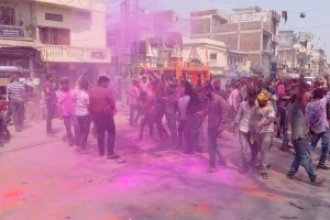 रामलला को लगा सीएम योगी का विशेष रंग, खूब उड़ा अबीर और गुलाल, मस्जिदों में शांति से अदा हुए जुम्मे की नमाज, देखें Photos