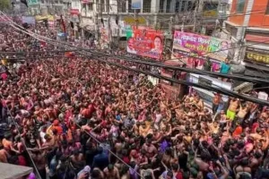 प्रयागराज में होली पर जमकर बिखरे रंग, हजारों की संख्या में झूमे लोग