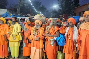 Sitapur: गाजे बाजे के साथ निकली विश्व प्रसिद्ध 84 कोसी परिक्रमा, लोगों ने की पुष्पवर्षा