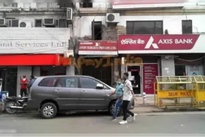 दिल्ली: दरियागंज के Axis Bank में लगी भीषण आग, बालबाल बचे लोग