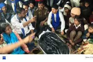 कासगंज: परिजनों ने बेटी का शव रखकर की कार्रवाई की मांग, धरने पर बैठे भीम आर्मी कार्यकर्ता