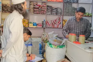 बहराइच: होली से पहले दुकानों पर खाद्य विभाग ने की छापेमारी, नमूने जांच के लिए भेजे  