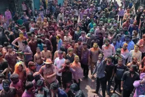 शाहजहांपुर: सुरक्षा घेरे में निकले लाट साहब, जूतों-चप्पलों से हुआ स्वागत