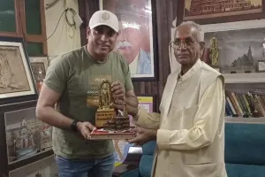 अयोध्या: पूर्व भारतीय क्रिकेटर वीवीएस लक्ष्मण ने परिवार के साथ किया रामलला का दर्शन, ट्रस्ट महासचिव चंपत राय से की भेंट  