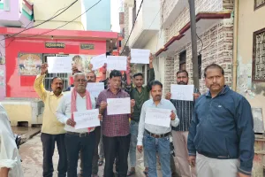 कासगंज: तीर्थनगरी में वाटर पाइप लाइन बिछाने को खोद कर डाल दी सड़कें, लोगों में नाराजगी