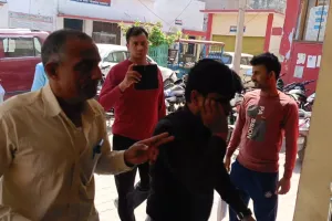 कासगंज में एंटी करप्शन की टीम की बड़ी कार्रवाई, DDO का लिपिक 25 हजार रिश्वत लेते दबोचा 