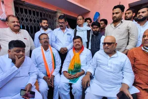 अयोध्या: लखनऊ में हुई घटना की पीड़िता के घर पहुंचे अजय राय, बोले- प्रदेश में कानून व्यवस्था ध्वस्त