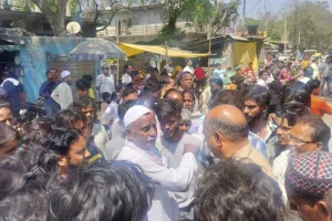 बाराबंकी: डंपर ने वृद्ध को रौंदा, भीड़ ने चालक को पीटा...पुलिस से धक्का मुक्की