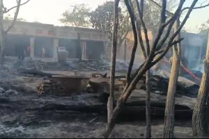 बहराइच: आग लगने से राख के ढेर में तब्दील हुआ मोतीपुरवा गांव, 15 लाख से अधिक की संपत्ति का नुकसान    