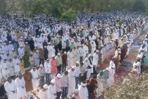 कासगंज में हर्षोल्लास के साथ मनाई गई ईद, कड़ी सुरक्षा के बीच अदा हुई नमाज