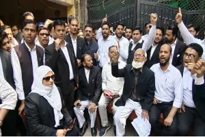Sambhal News : जामा मस्जिद सदर की गिरफ्तारी के विरोध में अधिवक्ताओं ने किया प्रदर्शन