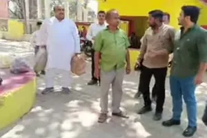 रामपुर : 19 माह बाद पिता आजम खान से सीतापुर जेल में मिलने पहुंचे अब्दुल्ला, सूबे की राजनीति ले सकती है नया मोड़