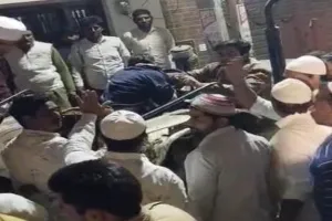 Raebareli News : पुलिस की मौजदूगी में आक्रोशित भीड़ ने ट्रैक्टर चालक को पीटकर किया अधमरा...यह था मामला