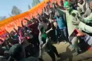 'मेरो बालम थानेदार चलावे जिप्सी'... रंगों की बौछार में भदोही एसपी ने लगाए ठुमके