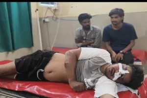 कन्नौज : किन्नर कलाकारों का कोतवाली में हंगामा, अभद्रता का आरोप