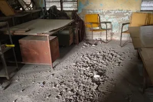 Kannauj: जर्जर भवन से गिरा मलबा, उपभोक्ता आयोग के अध्यक्ष ने मंदिर के बाहर की सुनवाई...अधिकारियों को बताने के बाद भी नहीं हो सका समाधान