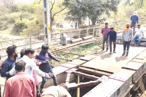 मेगा ब्लॉक का असर, लखनऊ के यात्री बेहाल; Kanpur Central पर पूछताछ काउंटरों पर रही भीड़, बसों से गए 