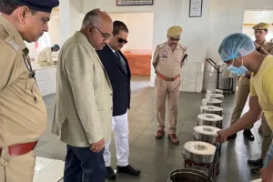 कानपुर में जिला जज प्रदीप कुमार व DM जितेंद्र प्रताप सिंह ने जिला कारागार का किया निरीक्षण; जेल अधीक्षक से बातचीत भी की...