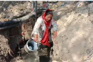 कानपुर में पार्षद ने अनाेखे अंदाज में किया विरोध प्रदर्शन; नाले में खुद उतरकर सीवर की निकाली गंदगी, कही ये बात...