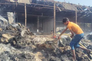 चार दिन बाद एक बार फिर उठा धुआं: कानपुर के नौबस्ता गल्ला मंडी में आग लगने से 13 गोदाम जलकर हुए थे राख