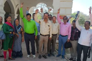 Ayodhya News : काली पट्टी बांध माध्यमिक शिक्षक संघ ने मूल्यांकन केंद्रों पर किया प्रदर्शन