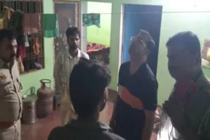 Lucknow News : चोरी करने की नीयत से घर में घुसे बदमाश, आहत मिलते ही किसान ने मचाया शोर....तब फायरिंग कर भागे, खेत तक मिले खून के छींटे