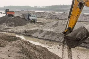 Ayodhya News : अवैध खनन पर कार्रवाई, एक पोकलैंड व एसयूवी पकड़ा, देर रातअधिकारियों ने मारा छापा