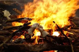 अमरोहा: गांव में एक साथ जलीं चार चिताएं तो हर किसी की आंखें हुईं नम