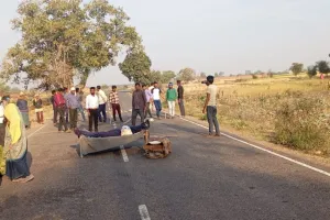 Chitrakoot: शराब पीने के बाद झगड़े में दोस्त को उतारा था मौत के घाट, हत्यारोपी को फांसी देने की मांग, परिजनों ने लगाया जाम